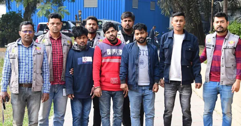 ছবিতে গ্রেপ্তাররা